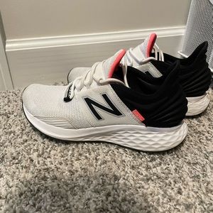 Womens New Balance ROAV